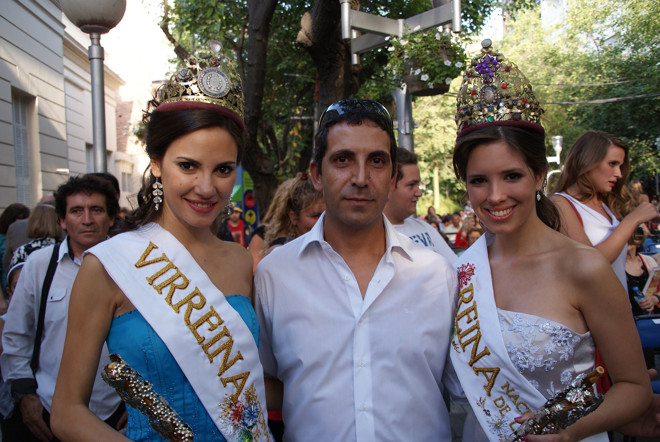 Vendimia queens on a parade float
